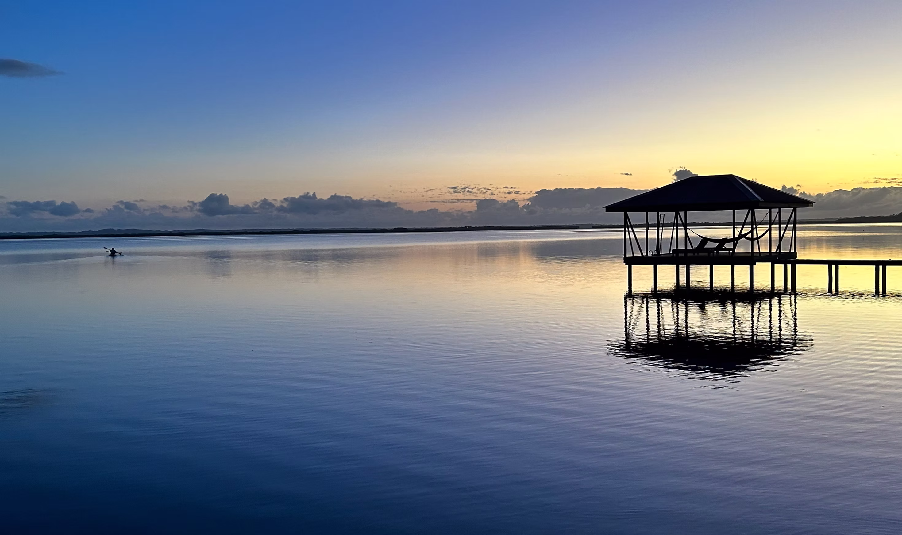 Área de hamacas en Dolphin Blue Paradise, Bocas del Toro, Panamá